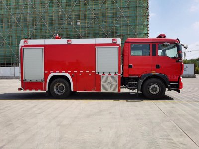 豪沃8吨水罐消防车