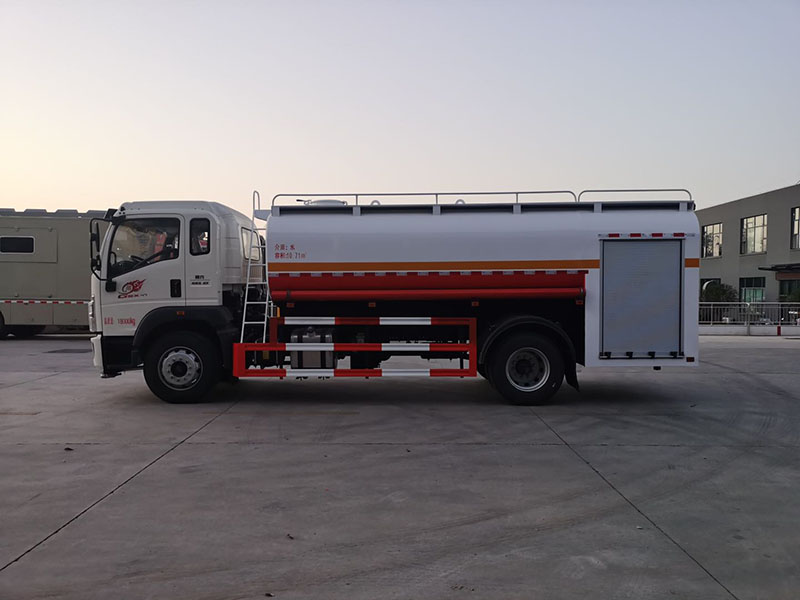 12方重汽豪沃国六消防洒水车
